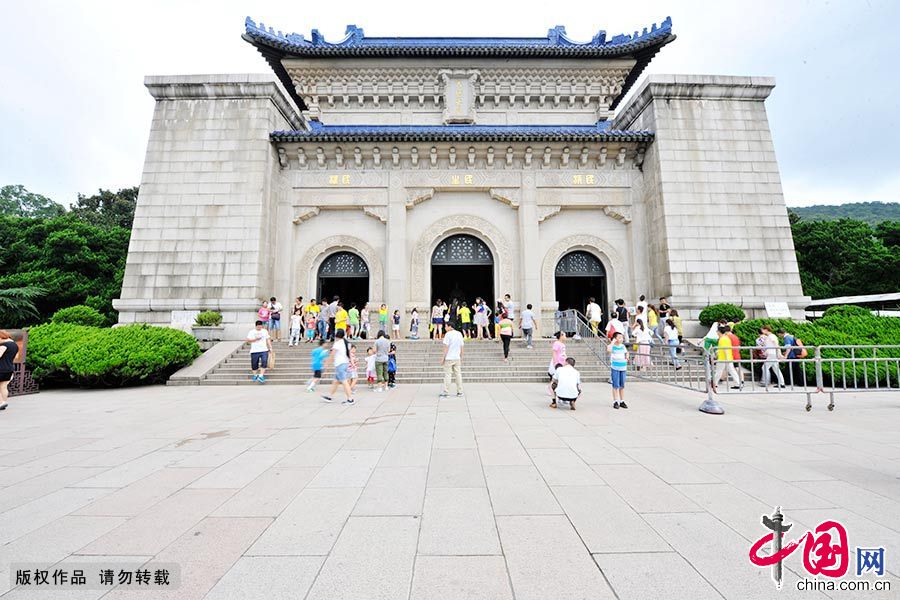 中山陵位于南京市东郊钟山风景名胜区内，被誉为“中国近代建筑史上第一陵”。