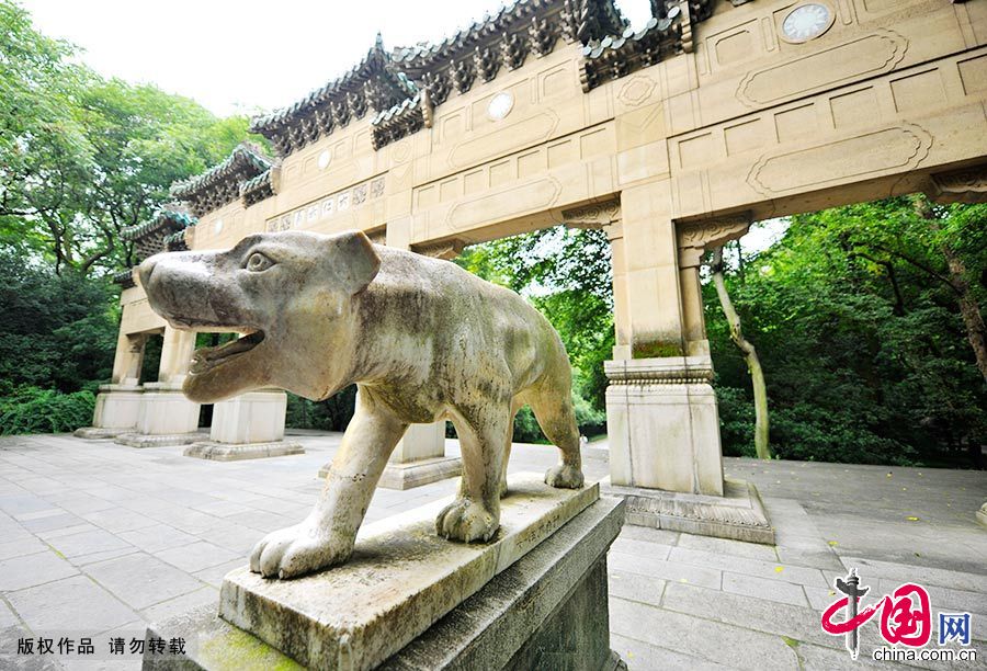 中山陵位于南京市东郊钟山风景名胜区内，被誉为“中国近代建筑史上第一陵”。