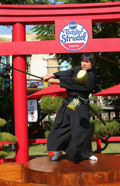 日本剑术高手上演现实版水果忍者