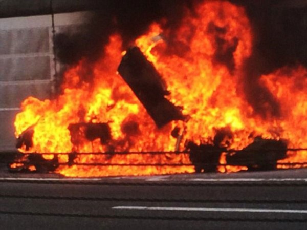 日本超级豪跑高速路上起火瞬间变废铁