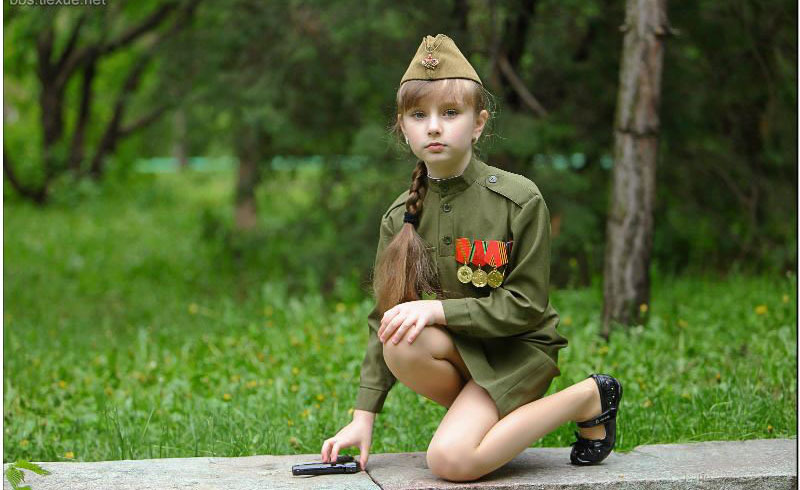 ロシアの可愛い少女 軍服姿の写真を撮影 中国網 日本語
