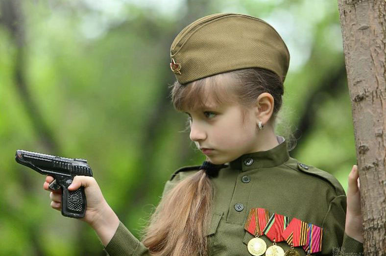 ロシアの可愛い少女 軍服姿の写真を撮影 中国網 日本語