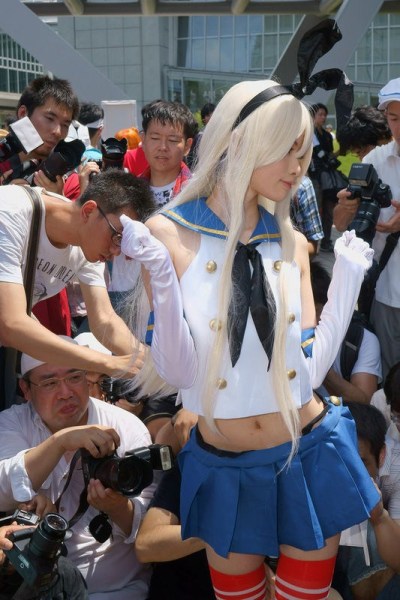 日本最大动漫展 摄影师肆无忌惮拍女孩裙底（组图）