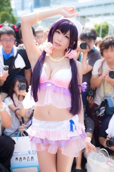 日本最大动漫展 摄影师肆无忌惮拍女孩裙底（组图）