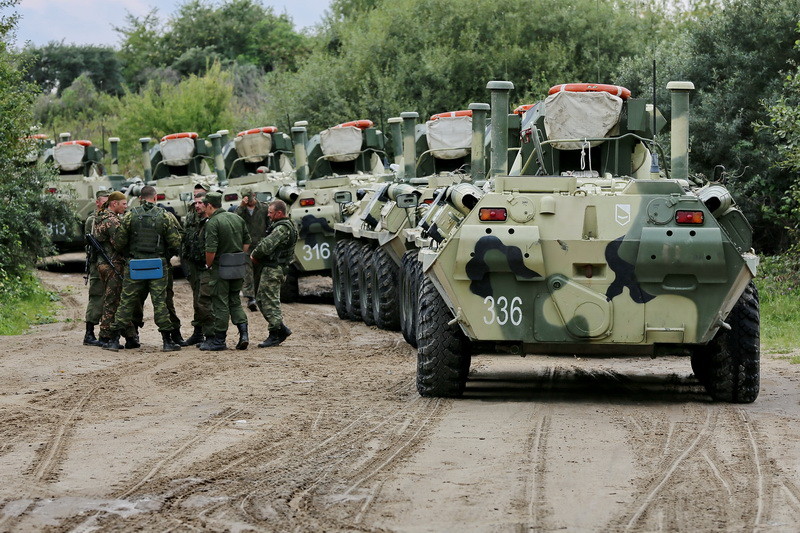 ロシア軍新型BTR-82A 水陸両用装甲兵員輸送車が「泳ぎ」を披露