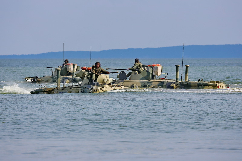 ロシア軍新型BTR-82A 水陸両用装甲兵員輸送車が「泳ぎ」を披露