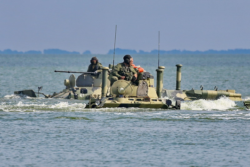 ロシア軍新型BTR-82A 水陸両用装甲兵員輸送車が「泳ぎ」を披露