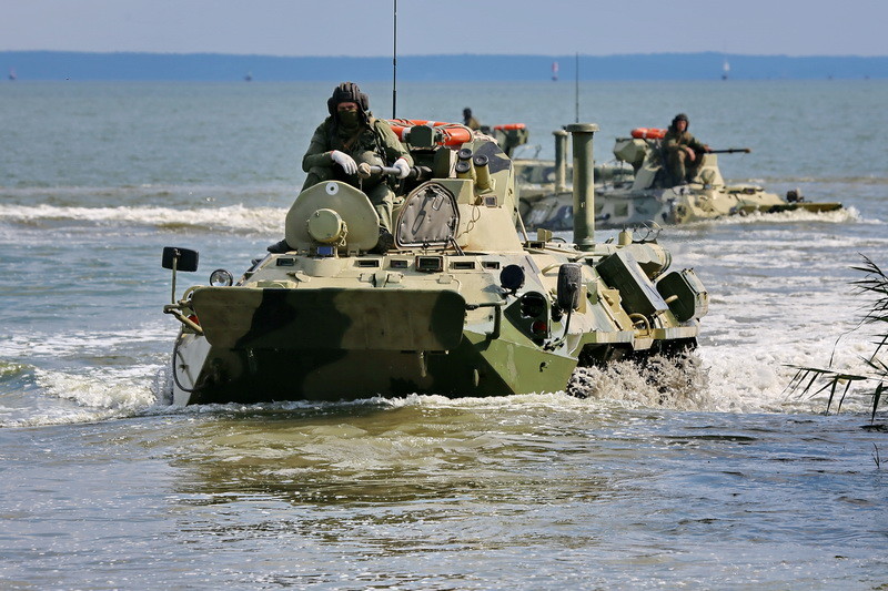 ロシア軍新型BTR-82A 水陸両用装甲兵員輸送車が「泳ぎ」を披露