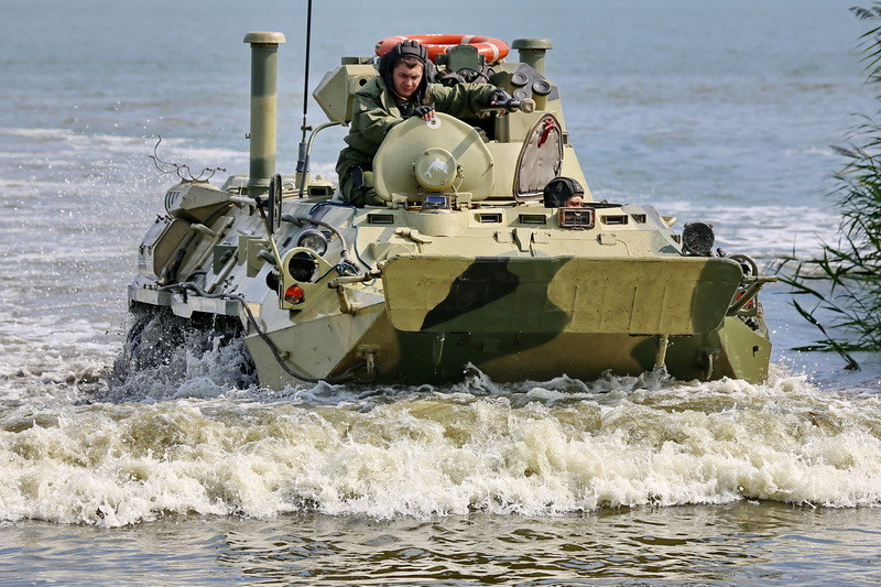 ロシア軍新型BTR-82A 水陸両用装甲兵員輸送車が「泳ぎ」を披露