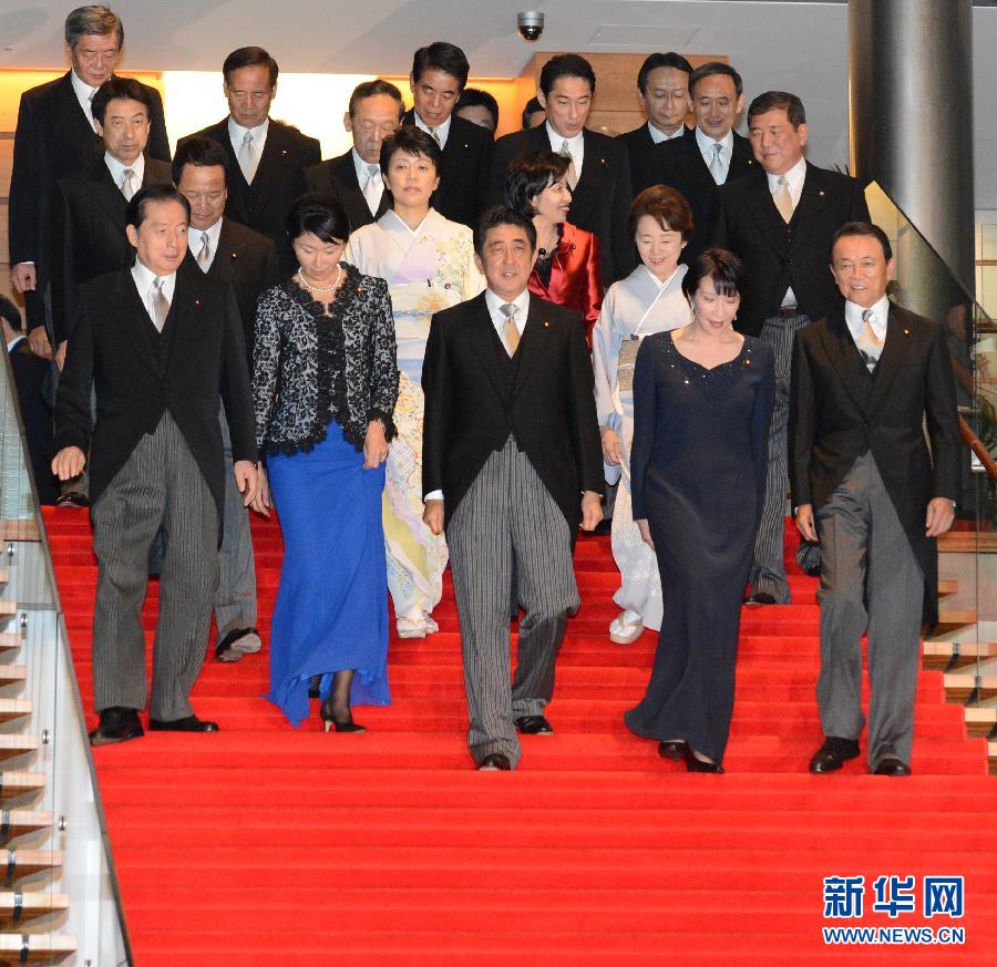 安倍首相が新内閣のメンバー18人と記念写真