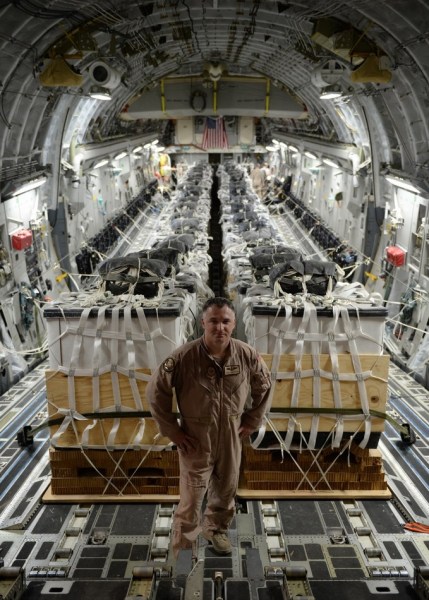 米軍大型輸送機C-17、イラクで物資を空中投下