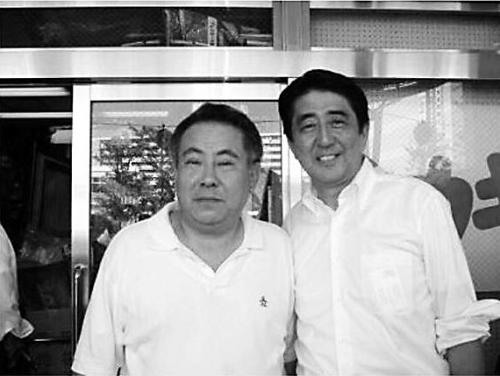 安倍首相と在特会元幹部のツーショット写真流出