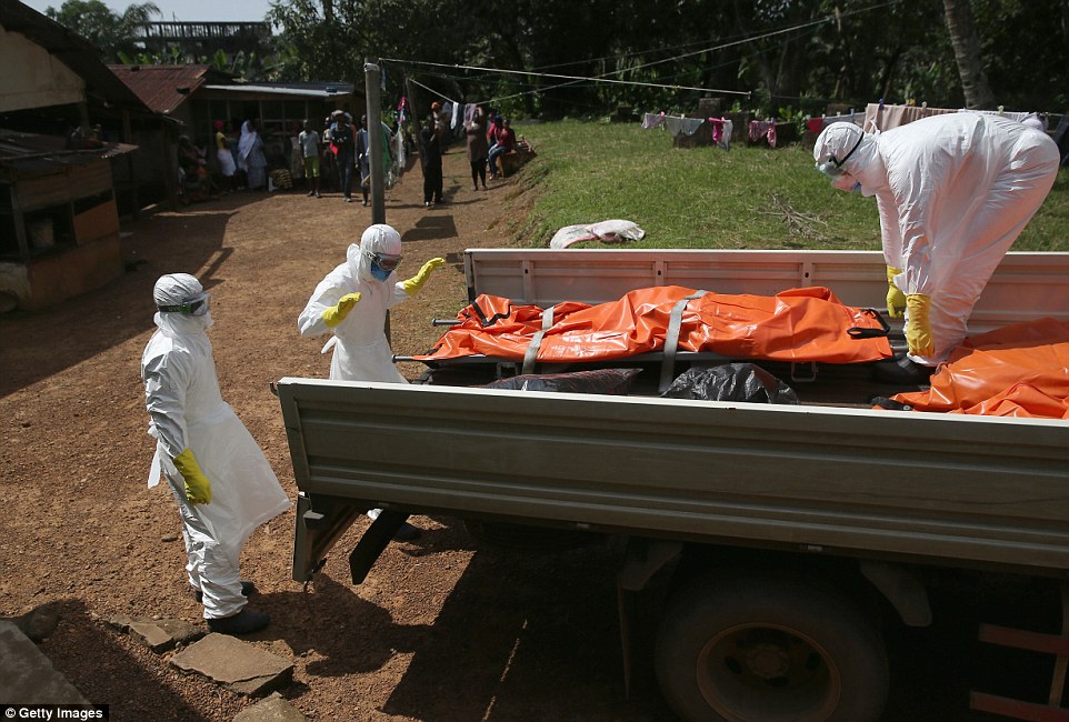 埃博拉之殇：亲人含泪送别死者