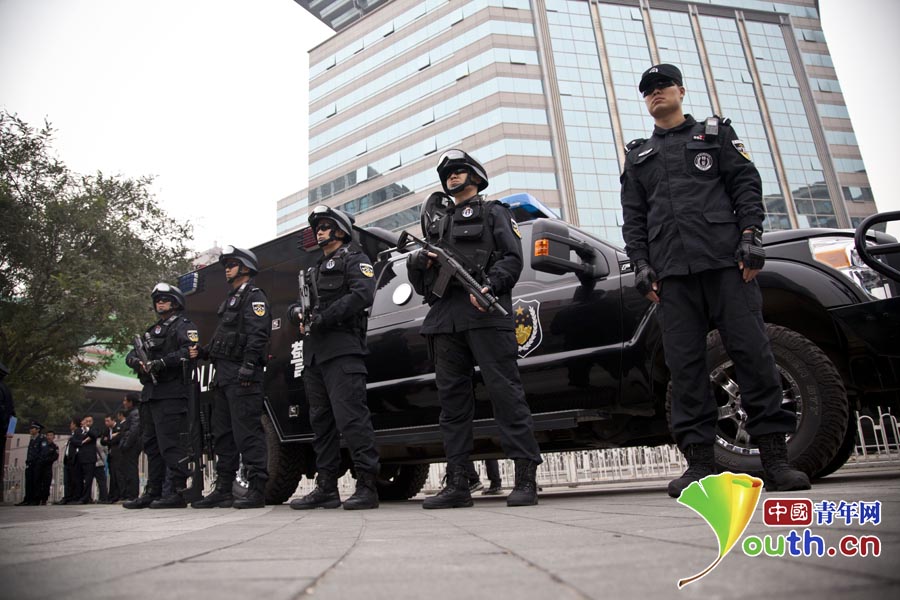 北京警方街头展示防恐特警装备