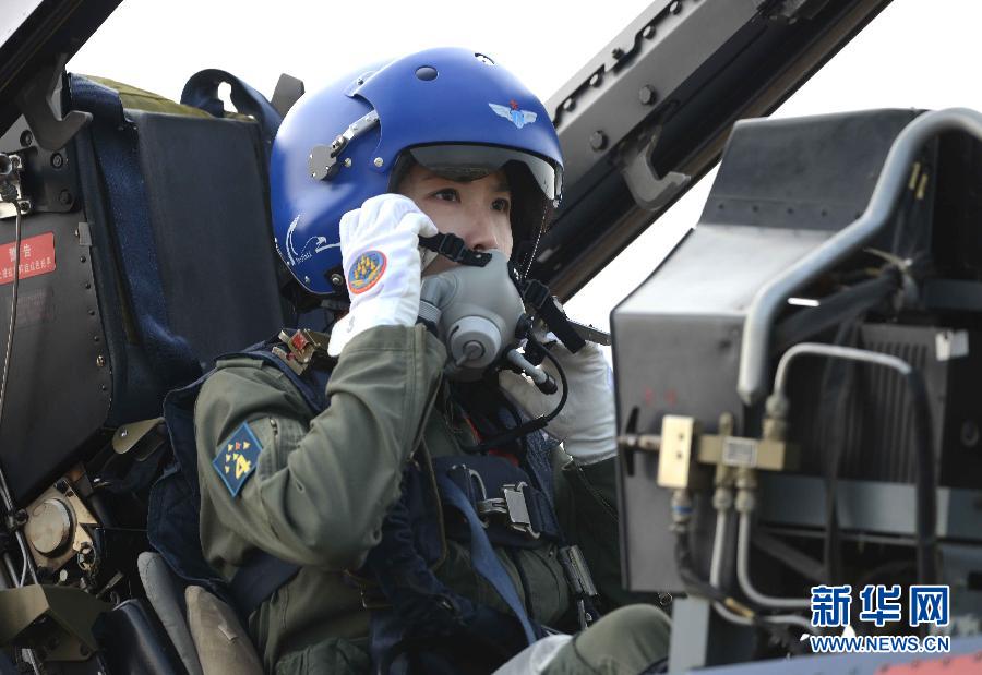 中国空軍の女性パイロット、珠海エアショーで空中を舞う