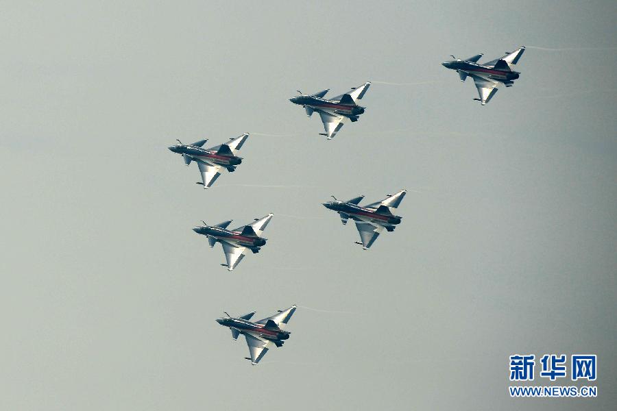 中国空軍の女性パイロット、珠海エアショーで空中を舞う