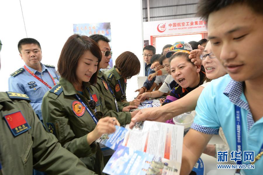 中国空軍の女性パイロット、珠海エアショーで空中を舞う