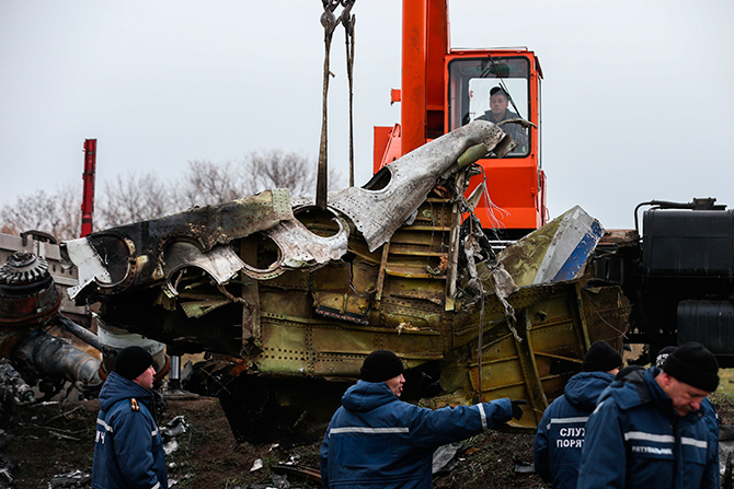 马航MH17客机残骸开始装运(高清)