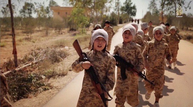 全世界を驚かせる!　ISISが子ども兵士の大規模訓練を実施　わずか3歳の児童