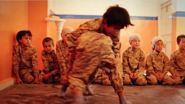 全世界を驚かせる!　ISISが子ども兵士の大規模訓練を実施　わずか3歳の児童