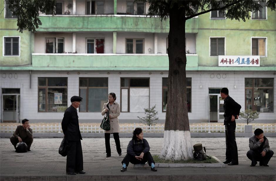 外媒拍摄平壤人民生活：街头纠察员检查穿着[组图]