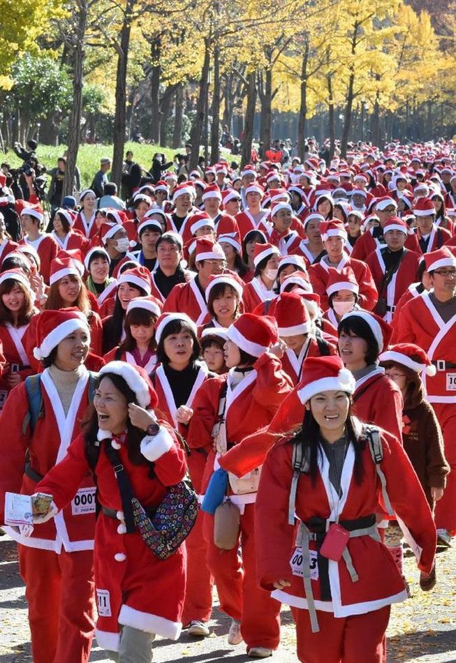 1万人のサンタクロース、大阪に集う