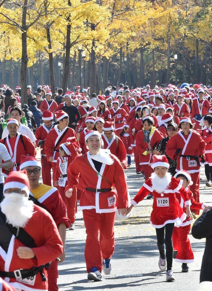 1万人のサンタクロース、大阪に集う