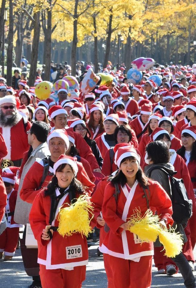 1万人のサンタクロース、大阪に集う