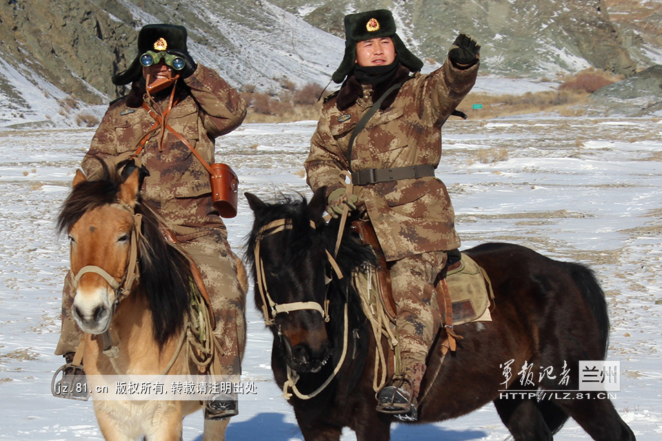 国境警備隊、零下35度の雪の中で馬に乗って巡回