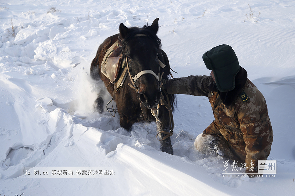 国境警備隊、零下35度の雪の中で馬に乗って巡回