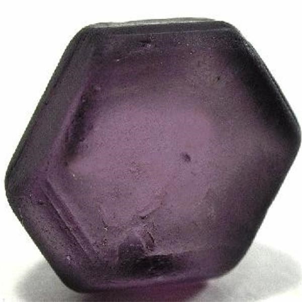ターフェアイト、1グラム2万ドル（1カラット2400ドル）。この淡い紫色の宝石の希少価値はダイヤモンドの100万倍にも上る。