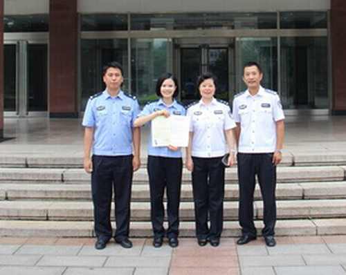 “警界高圆圆”金品轩出生于一个警察家庭。进入温州中学后，她的成绩一直名列前茅。现在是中国人民公安大学2012级公安反恐专业的学生，班级有42名学生，其中只有6人是女性。