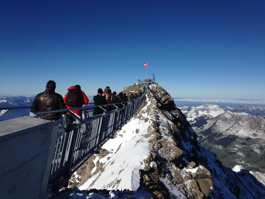 1. スイス・アルプス山脈の吊り橋「ピーク・ウォーク」