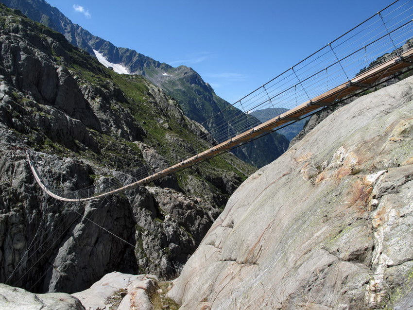 2. スイス・アルプス山脈のトリフト橋