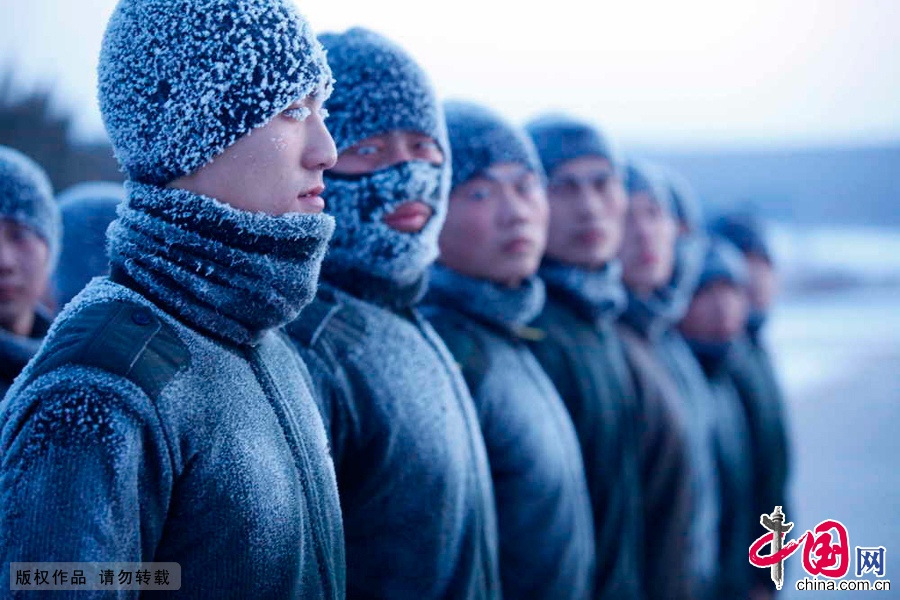 国境警備兵が零下30度の中で厳しい訓練　氷の鎧が「兵馬俑」のよう