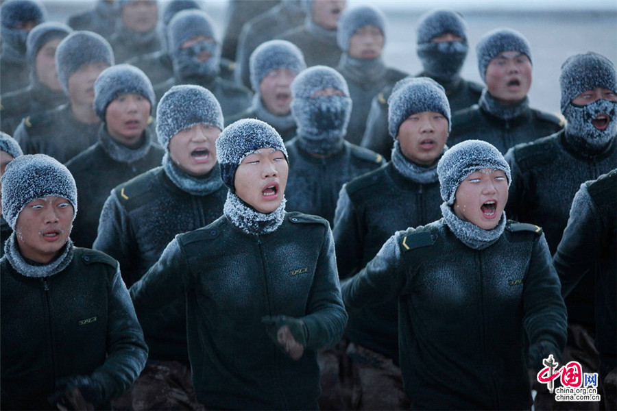 国境警備兵が零下30度の中で厳しい訓練　氷の鎧が「兵馬俑」のよう