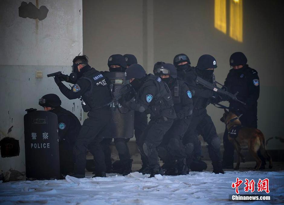 新疆ウイグル自治区ウルムチ市公安局特別警察第8支隊は12月29日、人質事件対応演習を実施し、特別警察隊員の人質事件での迅速な人質解放能力、及び寒い天候や複雑な環境における迅速な対応能力を訓練した。