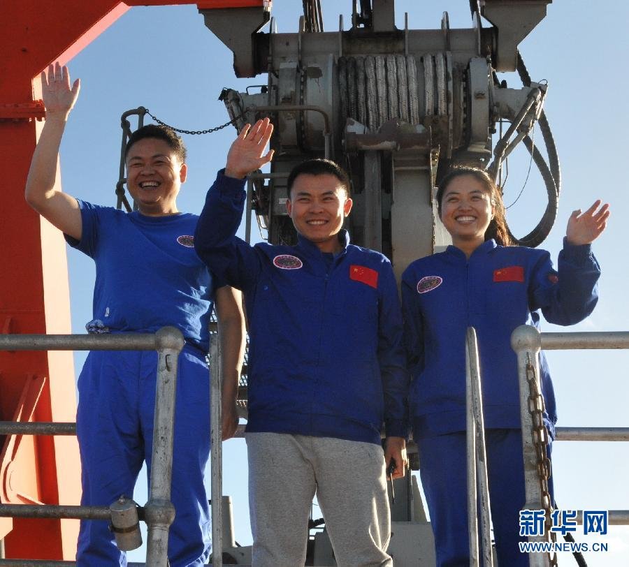 中国初の女性潜水艦乗員が潜水任務から帰還
