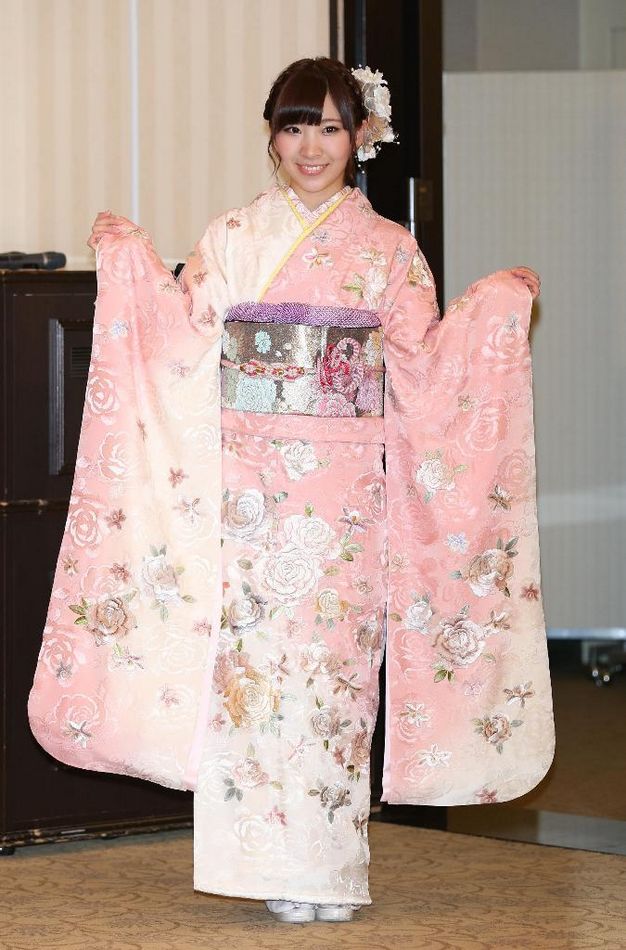 日本超人气团体AKB48成人礼