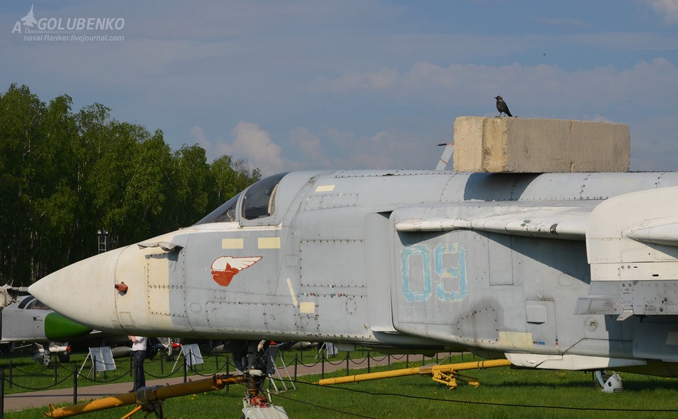 ロシア博物館、Su-24の上に巨大コンクリートを置く