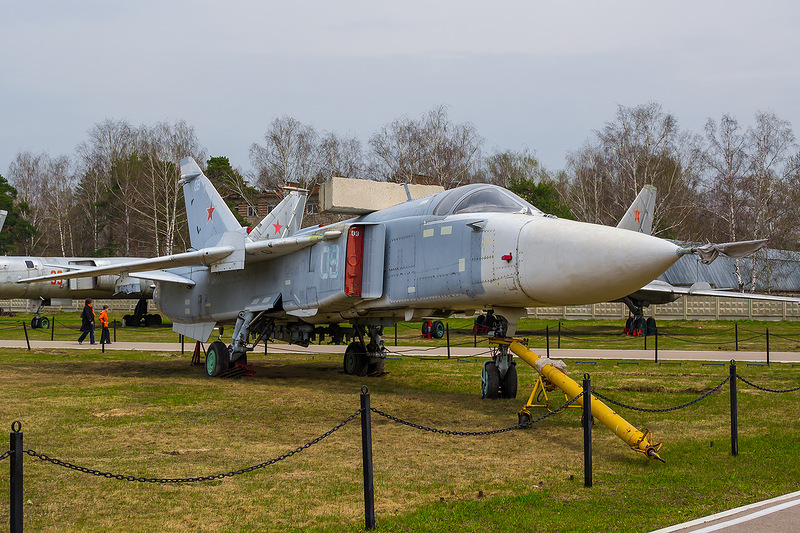 ロシア博物館、Su-24の上に巨大コンクリートを置く