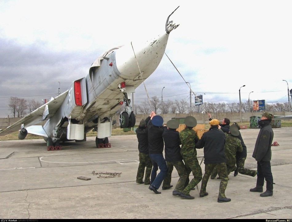 ロシア博物館、Su-24の上に巨大コンクリートを置く