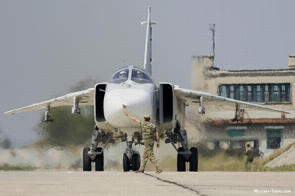 ロシア博物館、Su-24の上に巨大コンクリートを置く