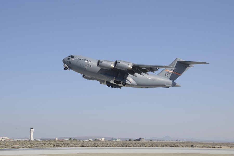 米軍C17輸送機、起動時にエンジン発火_中国網_日本語 米軍C17輸送機、起動時にエンジン発火_中国網_日本語