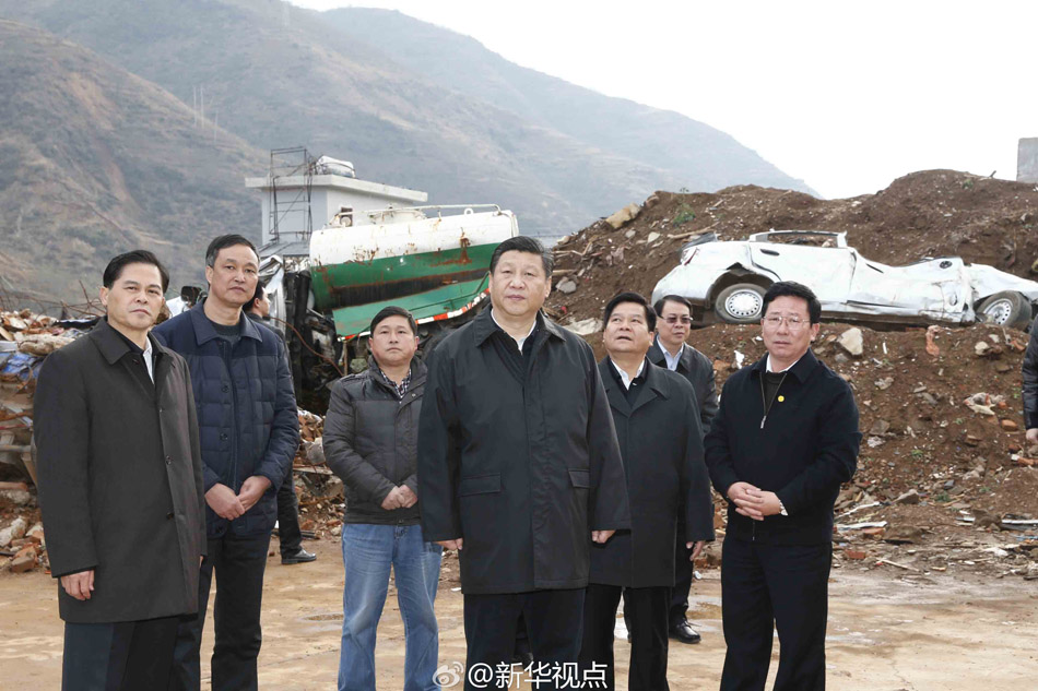 习近平考察云南鲁甸地震遗址 面色凝重(组图)