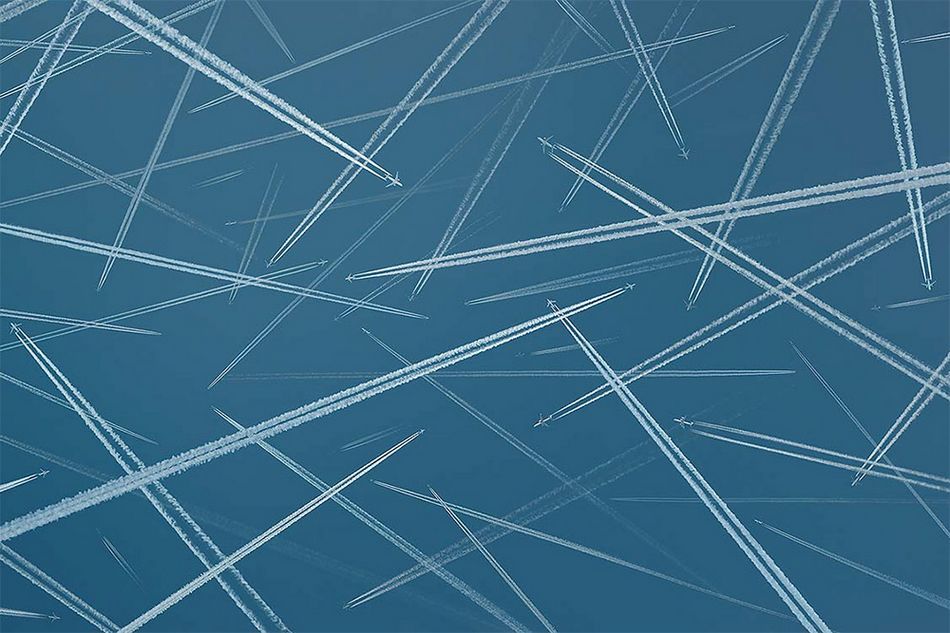 イギリス・ロンドン上空の飛行機 