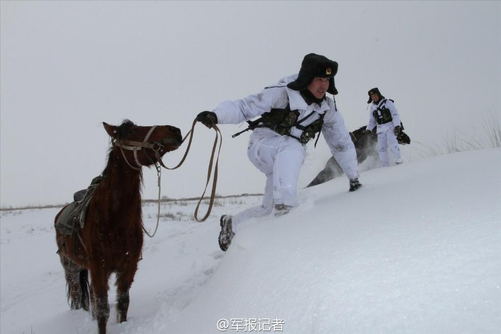 边防战士骑马在-25℃雪地中巡边