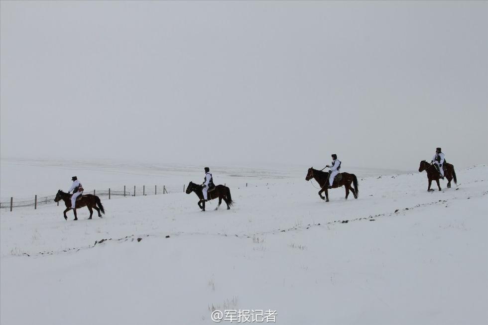 边防战士骑马在-25℃雪地中巡边