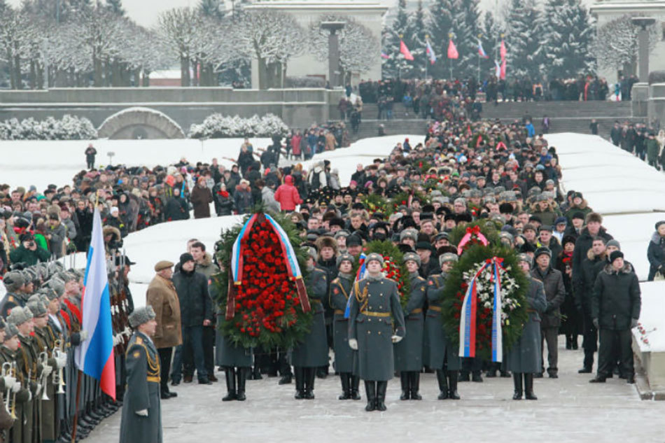 ロシア　レニングラード封鎖からの解放71周年を祝う