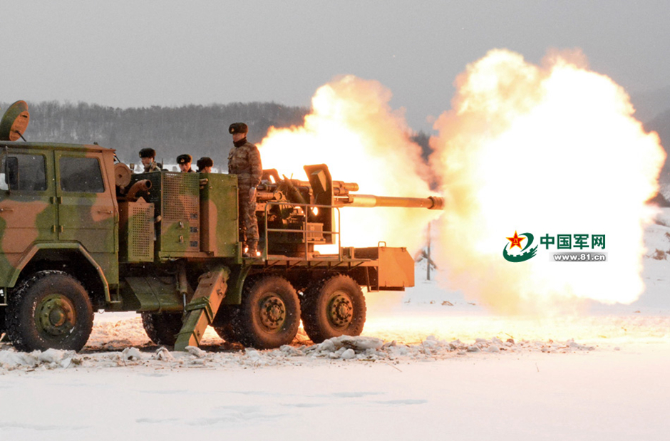 解放军“卡车大炮”开到冰天雪地开火